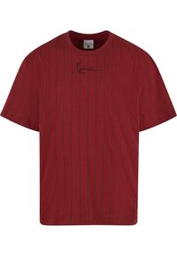 Rød bomulds T-shirt med vertikale marineblå striber, rund hals, korte ærmer og et sort signaturlogo på forsiden.