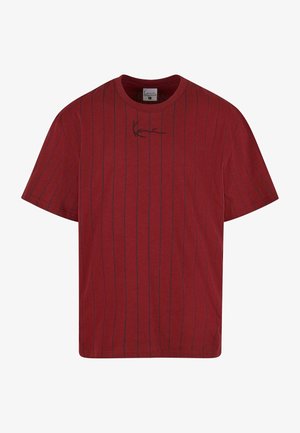Červené bavlnené tričko s vertikálnymi námorníckymi pruhmi, okrúhlym výstrihom, krátkymi rukávmi a čiernym podpisovým logom na prednej strane.