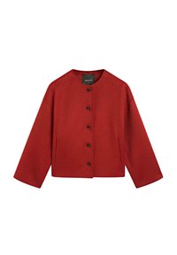 Giacca in lana rossa con collo tondo, maniche lunghe e taglio dritto. Presenta sei bottoni neri e tasche laterali. Finitura morbida e strutturata.