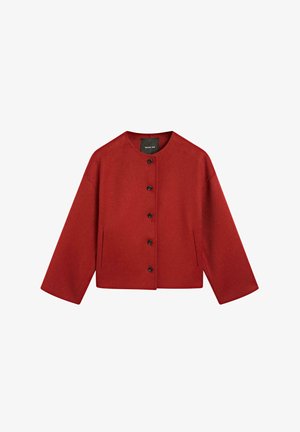 Czerwona wełniana kurtka z okrągłym dekoltem, długimi rękawami i prostym krojem. Posiada sześć czarnych guzików oraz boczne kieszenie. Miękka, teksturowana powierzchnia.