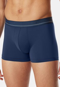 Boxer shorts blu navy realizzati in tessuto morbido, con una cintura elastica morbida con il nome del marchio, un design aderente e senza motivi visibili.