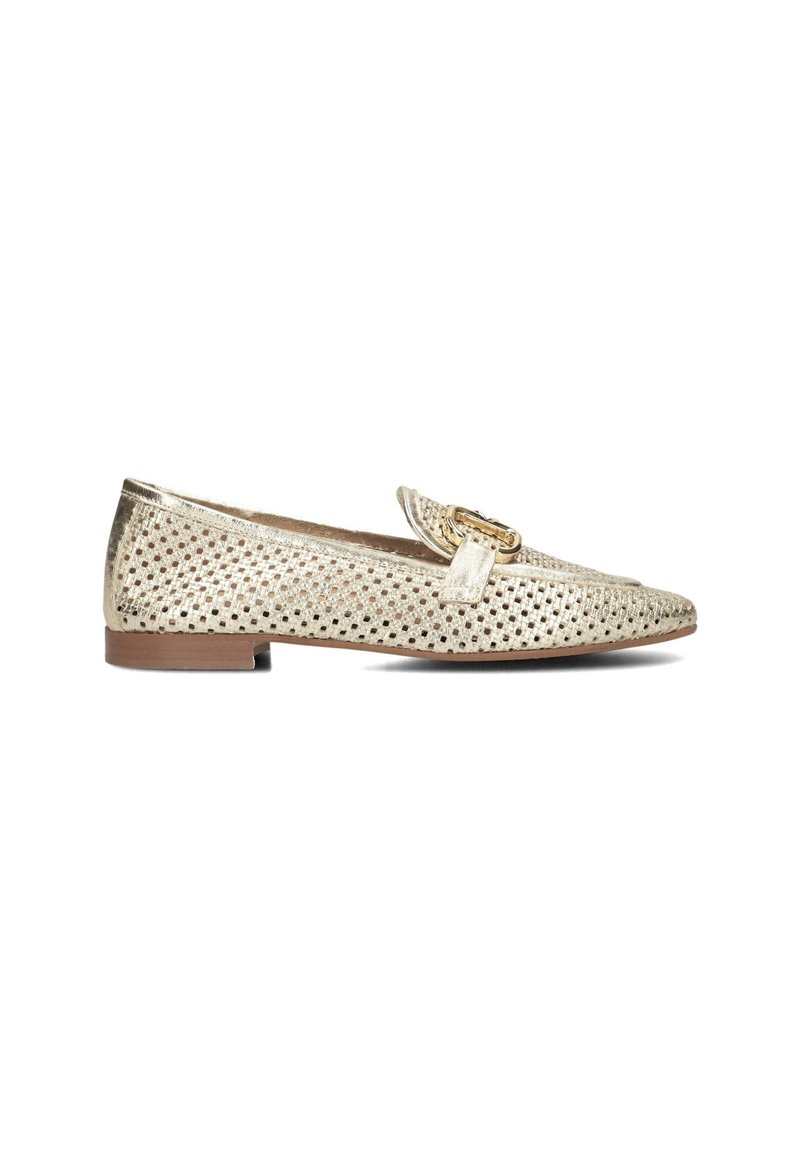 Gouden geperforeerde loafers met een platte zool en een decoratieve gesp op de band. Gladde textuur met een slank puntig ontwerp.