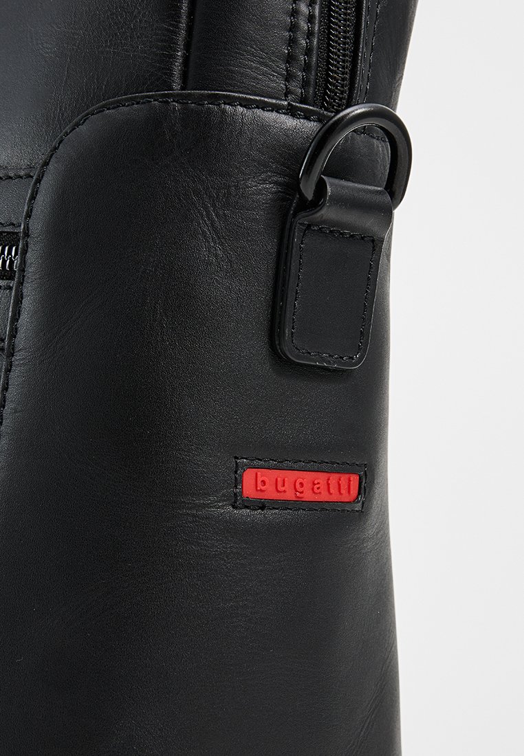 Botte en cuir noir avec détail de fermeture éclair, quincaillerie circulaire et un patch logo rouge estampillé "bugatti" sur le côté, avec une texture lisse.