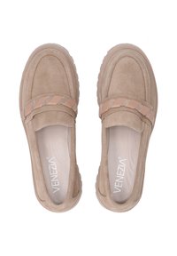 Beige suède loafers met een gevlochten accentband, ronde neuzen en textuur rubberen zolen. Gladde binnenvoering en subtiele stikseldetails.