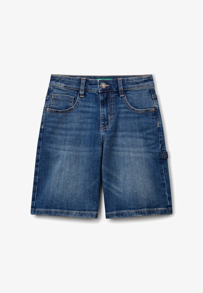 Shorts di denim blu scuro con effetto scolorito, cinque tasche, chiusura con bottone e dettagli cuciti lungo le cuciture.