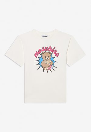 T-shirt bianca con un orso dei cartoni animati che tiene dei popcorn, sfondo azzurro con esplosione e scritta rosa "Moschino" sopra l'orso.