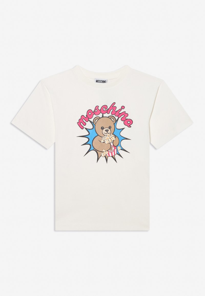 T-shirt blanc avec un ours de dessin animé tenant du pop-corn, fond éclat bleu et texte rose "Moschino" au-dessus de l'ours.