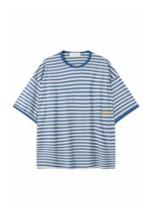 Camiseta de manga corta con rayas horizontales azules y blancas, cuello redondo y pequeño texto amarillo en la parte inferior derecha.