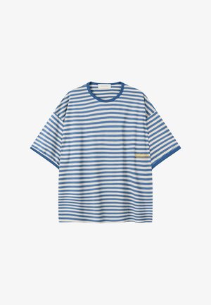 Camiseta de manga corta con rayas horizontales azules y blancas, cuello redondo y pequeño texto amarillo en la parte inferior derecha.