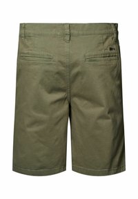 Pantalones cortos de algodón verde olivo con un corte recto, dos bolsillos traseros y detalles de costura visibles. No presenta adornos adicionales.