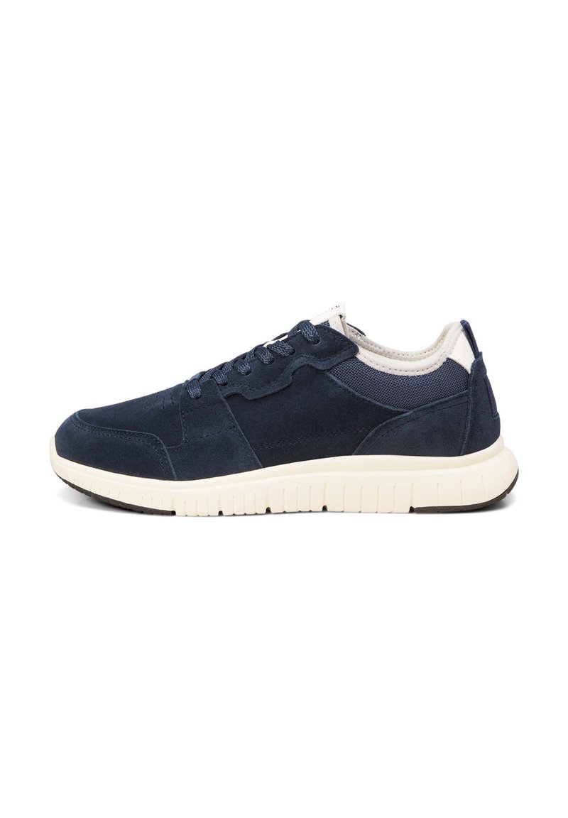 Baskets bleu marine avec une tige en daim, des accents en mesh et une semelle en caoutchouc blanc. Elles possèdent des lacets ronds et un col rembourré pour le confort.