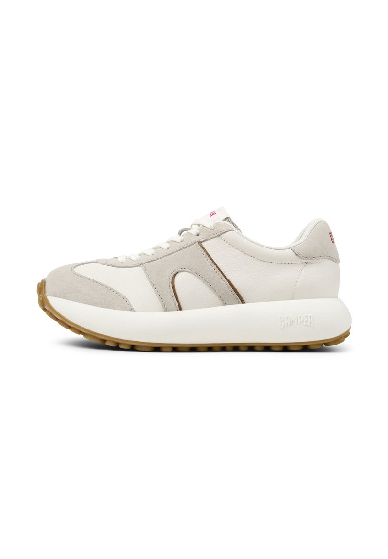 Tenisky kombinující bílou kůži a světle šedou semiš, zaoblený tvar, šněrování a texturovanou béžovou gumovou podrážku.