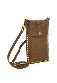 Borsa a tracolla in pelle marrone con borchie dorate, design a rilievo sulla patta e tracolla regolabile. Texture liscia, forma minimalista.