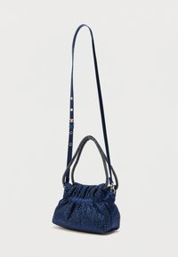 Tmavomodrá saténová kabelka so zhrnutým vrchom, detailmi s korálkami, dvojitými rukoväťami a dlhým nastaviteľným popruhom. Kompaktný tvar s hladkou textúrou.