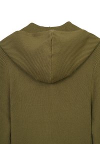 Olivgrüner Ripp-Hoodie mit einer mittigen Naht und einer runden Kapuze. Die Textur ist weich und weist ausgeprägte vertikale Linien auf.