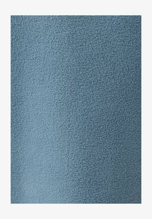 Blauw gestructureerd textiel met een zachte, pluizige oppervlakte. Het materiaal oogt uniform, met een subtiele glans en een klein roze vlekje zichtbaar.