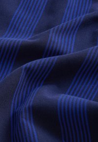 Textielstof in donker marineblauw met afwisselende dunne en dikke blauwe gestreepte patronen, met een gladde textuur en een zachte val.