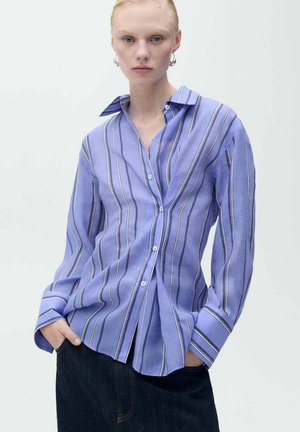 Camicia a righe lavanda con linee verticali bianche e navy. Tessuto leggero, vestibilità rilassata e colletto classico.