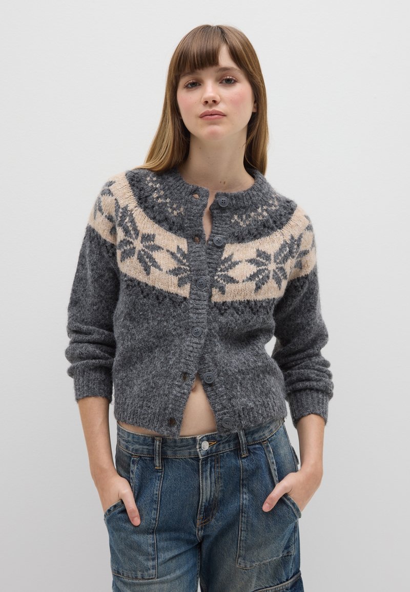 Cardigan in lana grigia con motivo floreale beige sul giogo, con scollo tondo e chiusura con bottoni, maniche texturizzate.