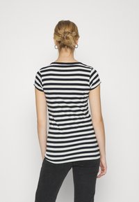 Černobílý pruhovaný krátký rukáv tričko s kulatým výstřihem, slim fit a hladká bavlněná tkanina, pohled zezadu.