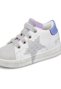 Sneaker bianco per bambini con stella argentata, punta e lacci glitterati argento, linguetta viola e accento blu sul tallone.