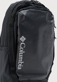 Μαύρο σακίδιο Columbia με επενδυμένους ιμάντες ώμου και μεγάλο μπροστινό διαμέρισμα με φερμουάρ.