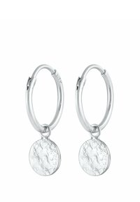 Pendientes de aro de plata con un colgante circular texturizado, que exhibe un acabado pulido y un diseño de cierre simple.