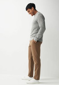 Next SLIM FIT TEXTURED - Vászonnadrágok - tan brown