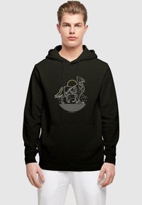 Svart hoodie med grafik av en fågel mot en cirkulär måne och bergslandskap, med en mysig känguruficka.