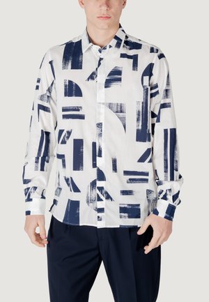 Langarmshirt van witte stof met blauwe abstracte geometrische patronen. Voorzien van een knoopsluiting aan de voorzijde en een standaard kraag.