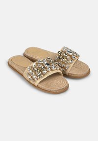 Sandali scivolati color pesca con tomaia in giuta intrecciata, caratterizzati da un'ornata disposizione di gemme chiare e metalliche sulla cinghia, soletta in pelle liscia.