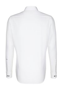 Chemise blanche à manches longues, avec une texture de tissu lisse, un col classique et des poignets boutonnés avec des accents noirs. Vue de dos affichée.