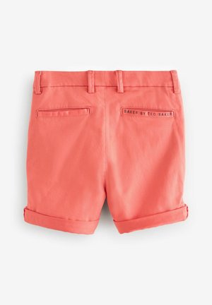 Korálové šortky s ohrnutými lemy, s dvěma zadními kapsami a značkovou etiketu "BAKER BY TED BAKER" vyšitou na pravé kapse.