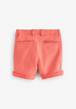 Koralfarvede shorts med opsmøgte søm, der har to baglommer og et mærke "BAKER BY TED BAKER" syet på højre lomme.