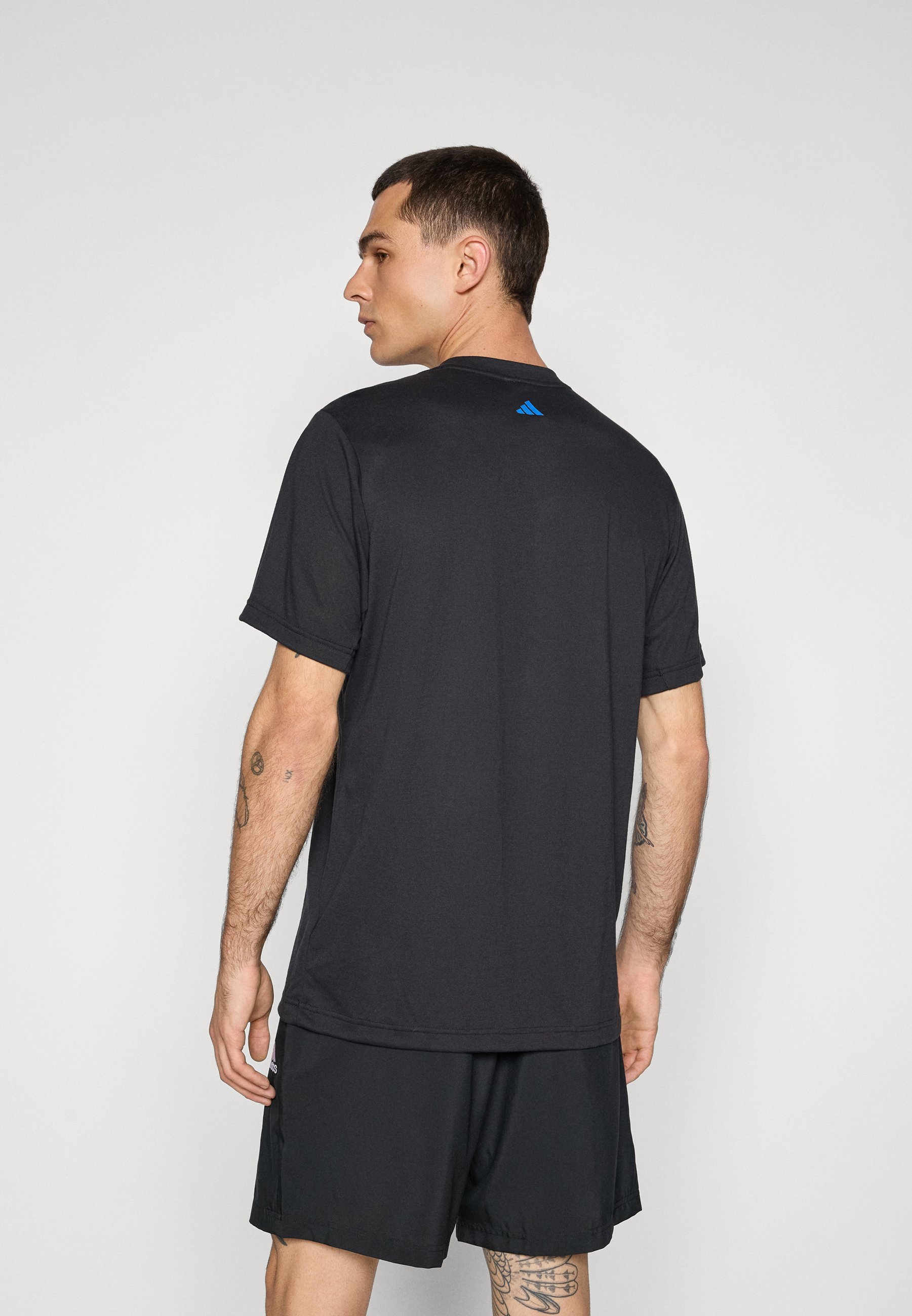 adidas×JEREMY SCOTT☆PRIDE TEE Tシャツ 2色【UK発】 adidas Sportswear X JEREMY SCOTT PRIDE TEE - Print T-shirt