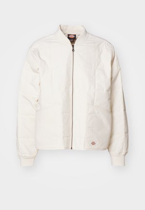 Jachetă bomber căptușită în alb-crem cu fermoar complet, guler în picioare, două buzunare frontale și manșete strâmte. Prezintă un design cu panouri cusute.