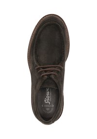 Chaussure en daim marron avec bout arrondi, fermeture à lacets, accents cousus et semelle intérieure rembourrée. Dessus texturé avec un détail de logo sur la semelle intérieure.