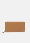 ALYCE TRAVEL WALLET - Portafoglio - camel