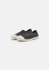 Chaussures en toile grises avec une semelle en caoutchouc blanc, bout arrondi et œillets en bronze. Le design présente une tige douce et texturée.