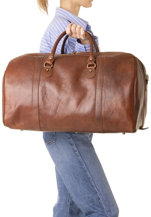 Sac de voyage en cuir marron avec deux poignées supérieures, couture visible et accents en laiton. Texture lisse avec une subtile brillance.