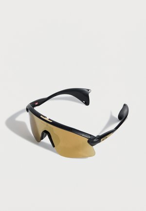 Czarne sportowe okulary przeciwsłoneczne z brązowymi soczewkami typu wraparound i zakrzywionymi zausznikami na białym tle.