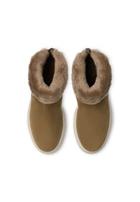 Stivaletti alla caviglia in finta suede marrone con un collare in pelliccia leggera marrone chiaro e suole in gomma bianca, dotati di chiusura con zip sul retro.