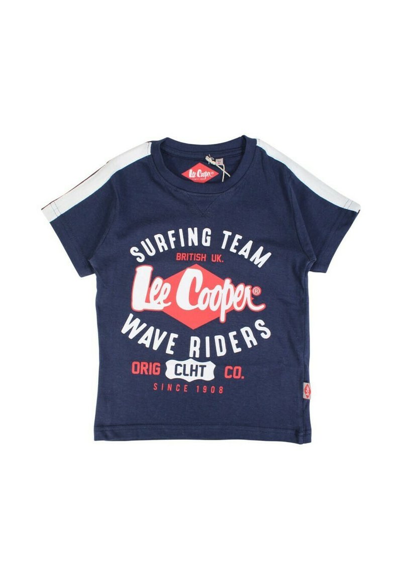T-shirt bleu marine à manches courtes en coton, avec "Équipe de Surf" et "Lee Cooper" imprimés en blanc et rouge. Rayures blanches de contraste sur les épaules.