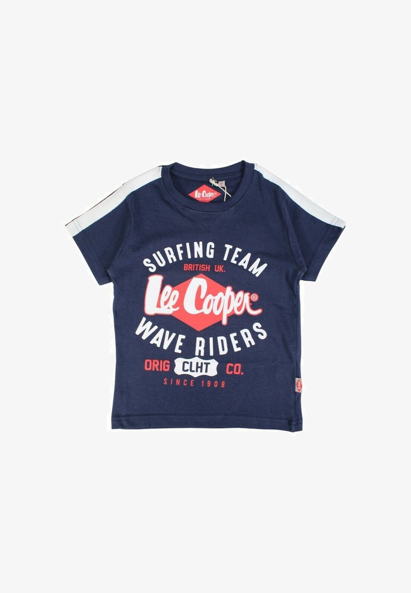 T-shirt bleu marine à manches courtes en coton, avec "Équipe de Surf" et "Lee Cooper" imprimés en blanc et rouge. Rayures blanches de contraste sur les épaules.