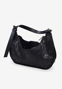 Bolso hobo negro con un patrón de piel de serpiente texturizada, material de cuero y una silueta curva. Presenta un cierre con cremallera y una correa ajustable.