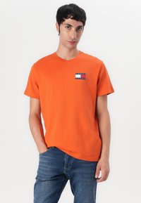 Tommy Jeans SLIM ESSENTIAL FLAG TEE - Print T-shirt - voyager orange