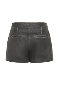 Usnjeni šortki v temno sivi barvi z gladko teksturo, opremljeni z oprijetim pasom, dvema zadnjima žepoma in diskretno šivanimi detajli.
