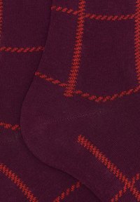 Lila Socken mit einem roten Karomuster, aus einem weichen Strickmaterial gefertigt, mit glatter Textur und verstärkten Zehen- und Fersenbereichen.