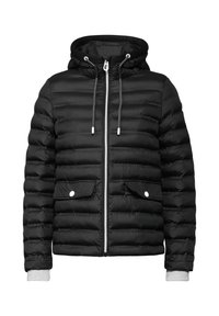 Doudoune noire avec un design matelassé horizontal, fermeture éclair à l'avant, deux poches à rabat et poignets en tricot gris ; comprend une capuche avec cordon de serrage.