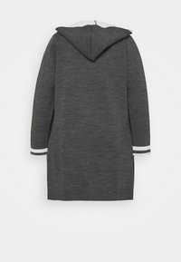 Graues Sweatshirtkleid mit Kapuze, aus strukturiertem Stoff, mit langen Ärmeln und weißen gestreiften Bündchen. Die Rückseite zeigt ein einfaches, klares Design.